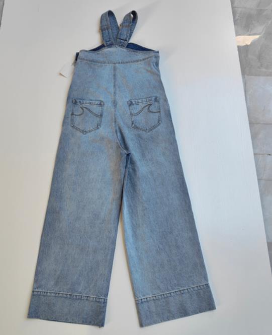 女生背带裤怎么搭配好看?